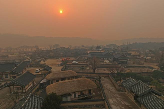 지난 3월26일 의성 산불 화선이 경북 안동시 풍천면 안동하회마을인근으로 근접하자 산불 연무에 갇힌 하회마을 곳곳에 소방차가 대기하고 있다./사진=뉴시스.