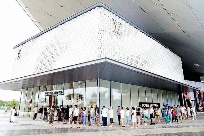 중국 하이난지역 한 관광특구 내 루이비통 매장에 중국인들이 입장하기 위해 줄을 서고 있다. /사진=머니투데이DB
