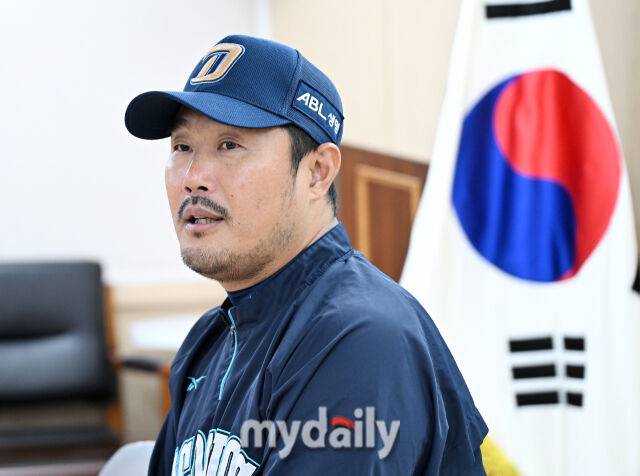 6일 오후 대구광역시 수성구 대구삼성라이온즈파크에서 진행되는 '2025 프로야구 KBO리그 포스트시즌' 와일드카드 결정전 1차전 삼성라이온즈와 NC다이노스의 경기. NC 이호준 감독이 경기 전 인터뷰를 갖고 있다./대구 = 송일섭 기자