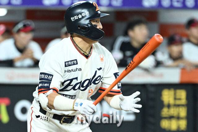 29일 대전 한화생명 볼파크 야구장에서 열린 '2025 신한 SOL BANK KBO리그' LG 트윈스와 한화 이글스 경기. 한화 손아섭이 6회말 2사 만루에 2타점 적시타를 치고 있다./대전=유진형 기자 zolong@mydaily.co.kr