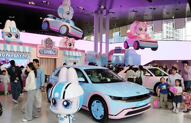 지난 5월 경기도 현대 모터스튜디오 고양에서 현대자동차와 인기 애니메이션 ‘캐치! 티니핑’이 협업해 열린 ‘유스 어드벤처 2025’ 전시회의 모습. [연합뉴스]