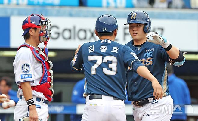 [대구=뉴시스] 이무열 기자 = 6일 대구 수성구 삼성라이온즈파크에서 열린 2025 신한 SOL 뱅크 KBO리그 와일드카드 1차전 NC 다이노스와 삼성 라이온즈의 경기, 5회초 1사 주자 없는 상황에서 NC 김형준이 솔로 홈런을 친 뒤 김종호 코치와 기뻐하고 있다. 2025.10.06. lmy@newsis.com