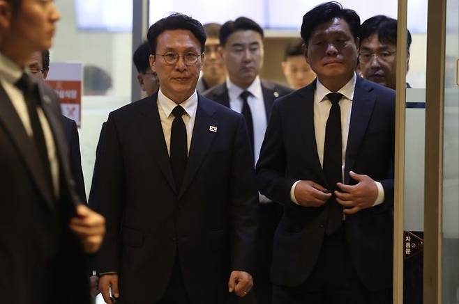 [서울=뉴시스] 김진아 기자 = 김민석 국무총리가 3일 세종시의 한 장례식장에 마련된 국가전산망 담당 행정안전부 공무원 빈소를 찾아 조문하고 있다. (사진=국무총리실 제공) 2025.10.03. photo@newsis.com *재판매 및 DB 금지