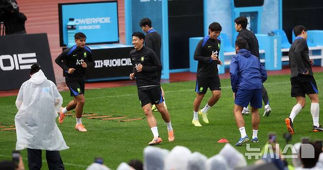 [고양=뉴시스] 김선웅 기자 = 브라질과의 평가전을 앞둔 대한민국 축구대표팀 손흥민, 옌스 카스트로프 등 선수들이 7일 경기 고양시 고양종합운동장 보조경기장에서 훈련을 하고 있다. 2025.10.07. mangusta@newsis.com