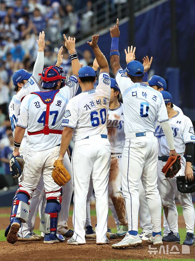 [대구=뉴시스] 이무열 기자 = 7일 대구 수성구 삼성라이온즈파크에서 열린 2025 신한 SOL 뱅크 KBO리그 와일드카드 2차전 NC 다이노스와 삼성 라이온즈의 경기, 3-0으로 승리한 삼성 선수들이 기뻐하고 있다. 2025.10.07. lmy@newsis.com