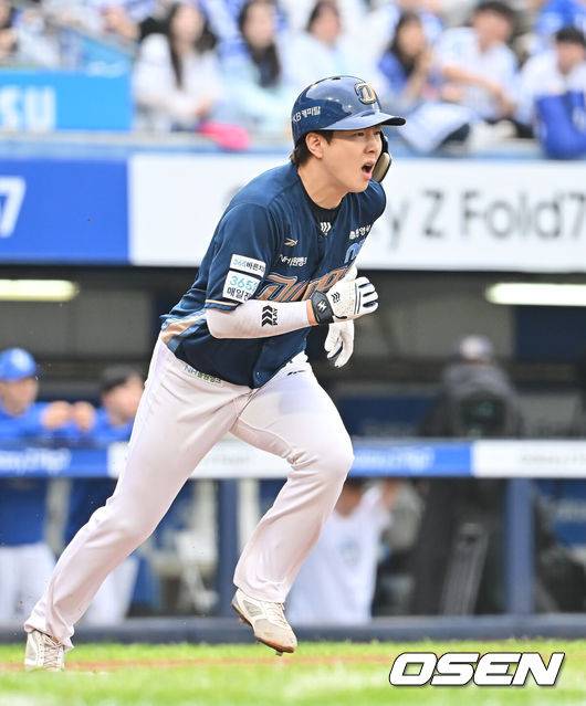 [OSEN=대구, 이석우 기자] 6일 대구 삼성라이온즈파크에서 2025 신한 SOL뱅크 KBO 와일드카드 결정전 삼성 라이온즈와 NC 다이노스의 경기가 열렸다. 홈팀 삼성은 후라도가 방문팀 NC는 구창모가 선발 투수로 출전했다.NC 다이노스 박건우가 5회초 타격후 오른쪽 햄스트링 통증으로 교체됐다. 2025.10.06 / foto0307@osen.co.kr