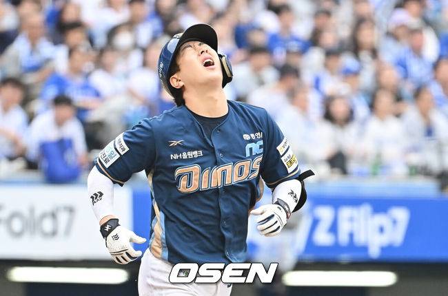 [OSEN=대구, 이석우 기자] 6일 대구 삼성라이온즈파크에서 2025 신한 SOL뱅크 KBO 와일드카드 결정전 삼성 라이온즈와 NC 다이노스의 경기가 열렸다. 홈팀 삼성은 후라도가 방문팀 NC는 구창모가 선발 투수로 출전했다.NC 다이노스 박건우가 3회초 1사 1루수 땅볼로 아웃되자 아쉬워하고 있다. 2025.10.06 / foto0307@osen.co.kr