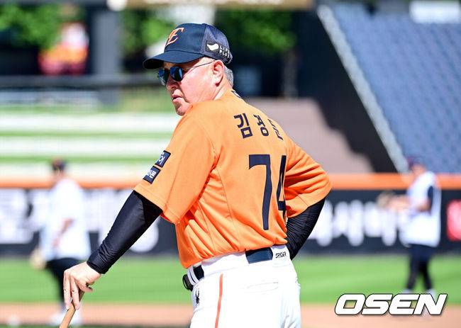 [OSEN=대전, 최규한 기자] 한화 김경문 감독이 선수들의 훈련을 주시하고 있다. 2025.07.25 / dreamer@osen.co.kr