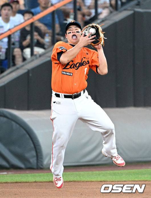 [OSEN=대전, 이대선 기자] 4회초 1사에서 한화 3루수 노시환이 SSG 고명준의 튀어 오른 땅볼 타구를 처리하고 있다. 2025.08.24 /sunday@osen.co.kr