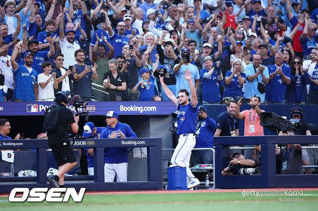 [사진] 토론토 트레이 예세비지가 팬들의 환호에 커튼콜을 하고 있다. ⓒGettyimages(무단전재 및 재배포 금지)