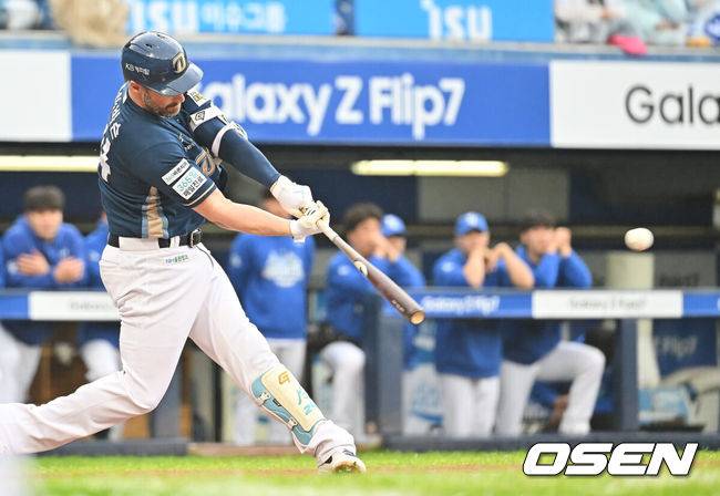 [OSEN=대구, 이석우 기자] 6일 대구 삼성라이온즈파크에서 2025 신한 SOL뱅크 KBO 와일드카드 결정전 삼성 라이온즈와 NC 다이노스의 경기가 열렸다. 홈팀 삼성은 후라도가 방문팀 NC는 구창모가 선발 투수로 출전했다.NC 다이노스 데이비슨이 1회초 1사 1,2루 중견수 오른쪽 1타점 안타를 치고 있다. 2025.10.06 / foto0307@osen.co.kr