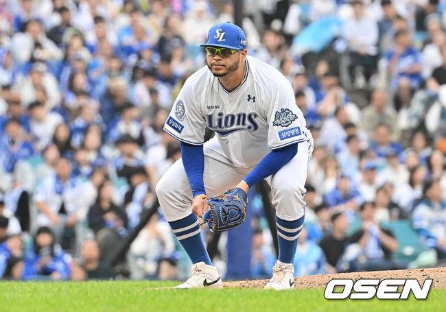 [OSEN=대구, 이석우 기자] 6일 대구 삼성라이온즈파크에서 2025 신한 SOL뱅크 KBO 와일드카드 결정전 삼성 라이온즈와 NC 다이노스의 경기가 열렸다. 홈팀 삼성은 후라도가 방문팀 NC는 구창모가 선발 투수로 출전했다.삼성 라이온즈 후라도가 2회말 1사 3루 김휘집의 3루수 땅볼로 실점하고 아쉬워하고 있다. 2025.10.06 / foto0307@osen.co.kr