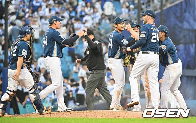 [OSEN=대구, 이석우 기자] 6일 대구 삼성라이온즈파크에서 2025 신한 SOL뱅크 KBO 와일드카드 결정전 삼성 라이온즈와 NC 다이노스의 경기가 열렸다. NC 다이노스가 구창모의 6이닝 1실점 원맨쇼에 힘입어 삼성 라이온즈에 4-1로 승리했다.NC 다이노스 선수들이 승리 기쁨을 나누고 있다. 2025.10.06 / foto0307@osen.co.kr