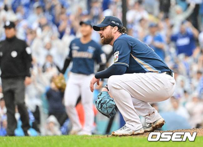 [OSEN=대구, 이석우 기자] 7일 대구 삼성라이온즈파크에서 2025 신한 SOL뱅크 KBO 와일드카드 결정전 삼성 라이온즈와 NC 다이노스의 경기가 열렸다. 홈팀 삼성은 원태인이 방문팀 NC는 로건이 선발 투수로 출전했다.NC 다이노스 로건이 1회말 2사 만루 삼성 라이온즈 이성규에게 밀어내기 볼넷을 허용하고 아쉬워하고 있다. 2025.10.07 / foto0307@osen.co.kr