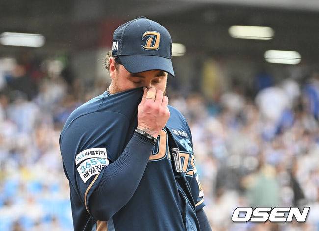 [OSEN=대구, 이석우 기자] 7일 대구 삼성라이온즈파크에서 2025 신한 SOL뱅크 KBO 와일드카드 결정전 삼성 라이온즈와 NC 다이노스의 경기가 열렸다. 홈팀 삼성은 원태인이 방문팀 NC는 로건이 선발 투수로 출전했다. NC 다이노스 로건이 5회말 수비를 무실점으로 끝내고 아쉬운 듯한 표정을 짓고 있다. 2025.10.07 / foto0307@osen.co.kr