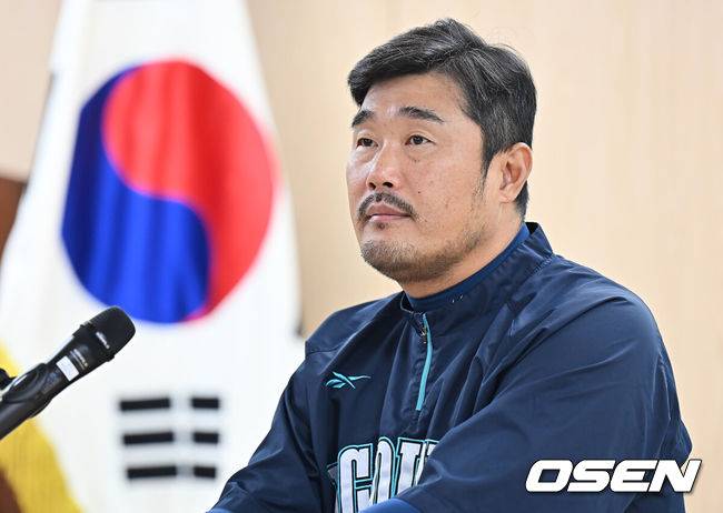 [OSEN=대구, 이석우 기자] 7일 대구 삼성라이온즈파크에서 2025 신한 SOL뱅크 KBO 와일드카드 결정전 삼성 라이온즈와 NC 다이노스의 경기가 열린다. 홈팀 삼성은 원태인이 방문팀 NC는 로건이 선발 투수로 출전한다. NC 다이노스 이호준 감독이 기자회견을 하고 있다. 2025.10.07 / foto0307@osen.co.kr