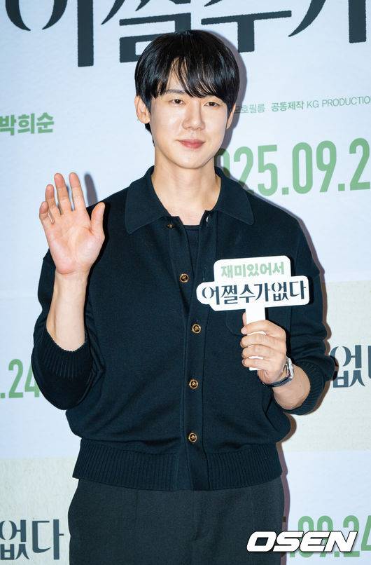 [OSEN=박준형 기자] 22일 오후 서울 용산아이파크몰 내 용산 CGV에서 영화 '어쩔수가 없다'(감독 박찬욱) 셀럽 시사회가 진행됐다.'다 이루었다'고 느낄 만큼 삶이 만족스러웠던 회사원 만수(이병헌 분)가 덜컥 해고된 후, 아내와 두 자식을 지키기 위해, 어렵게 장만한 집을 지켜내기 위해, 재취업을 향한 자신만의 전쟁을 준비하며 벌어지는 이야기를 그린 작품으로 오는 24일 개봉한다.배우 유연석이 포즈를 취하고 있다.  2025.09.22 / soul1014@osen.co.kr