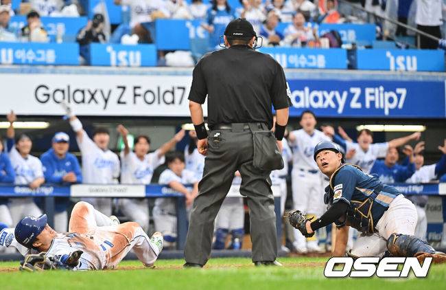 [OSEN=대구, 이석우 기자] 7일 대구 삼성라이온즈파크에서 2025 신한 SOL뱅크 KBO 와일드카드 결정전 삼성 라이온즈와 NC 다이노스의 경기가 열렸다. 홈팀 삼성은 원태인이 방문팀 NC는 로건이 선발 투수로 출전했다. 삼성 라이온즈 김헌곤이 8회말 1사 3루 김성윤의 좌익수 희생플라이때 홈에서 세이프되고 있다. 2025.10.07 / foto0307@osen.co.kr