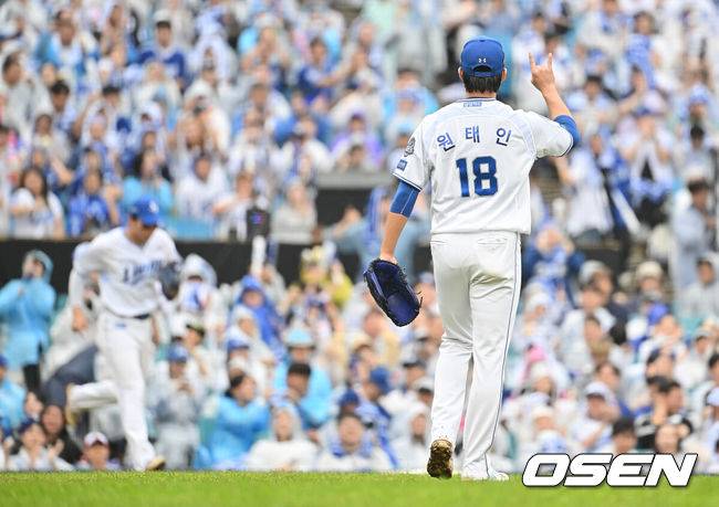 [OSEN=대구, 이석우 기자] 7일 대구 삼성라이온즈파크에서 2025 신한 SOL뱅크 KBO 와일드카드 결정전 삼성 라이온즈와 NC 다이노스의 경기가 열렸다. 홈팀 삼성은 원태인이 방문팀 NC는 로건이 선발 투수로 출전했다. 삼성 라이온즈 선발투수 원태인이 4회초 1사 1루 NC 다이노스 권희동의 3루 파울플라이를 잡은 김영웅을 보며 2아웃 사인을 보내고 있다. 2025.10.07 / foto0307@osen.co.kr