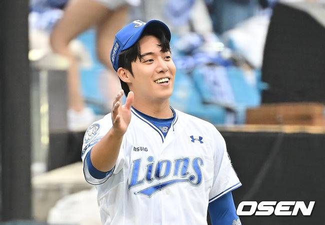 [OSEN=대구, 이석우 기자] 7일 대구 삼성라이온즈파크에서 2025 신한 SOL뱅크 KBO 와일드카드 결정전 삼성 라이온즈와 NC 다이노스의 경기가 열렸다. 홈팀 삼성은 원태인이 방문팀 NC는 로건이 선발 투수로 출전했다. 삼성 라이온즈 선발투수 원태인이 5회초 2사 NC 다이노스 김주원을 우익수 파울플라이로 잡고 호수비를 펼친 김성윤과 하이파이브를 하고 있다. 2025.10.07 / foto0307@osen.co.kr