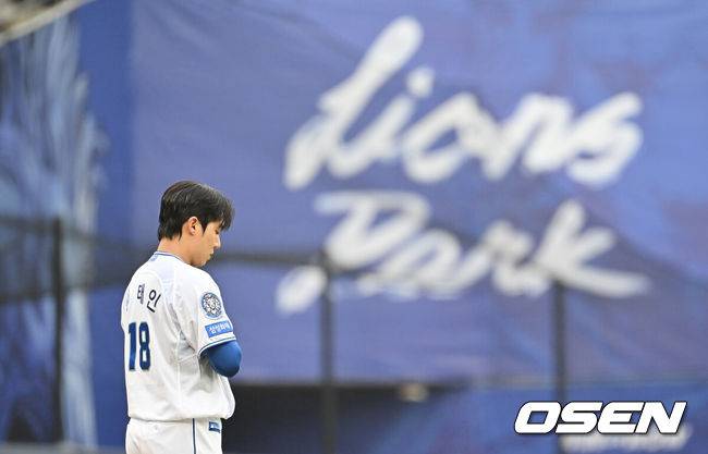 [OSEN=대구, 이석우 기자] 7일 대구 삼성라이온즈파크에서 2025 신한 SOL뱅크 KBO 와일드카드 결정전 삼성 라이온즈와 NC 다이노스의 경기가 열렸다. 홈팀 삼성은 원태인이 방문팀 NC는 로건이 선발 투수로 출전했다. 삼성 라이온즈 선발투수 원태인이 국민의례를 하고 있다. 2025.10.07 / foto0307@osen.co.kr
