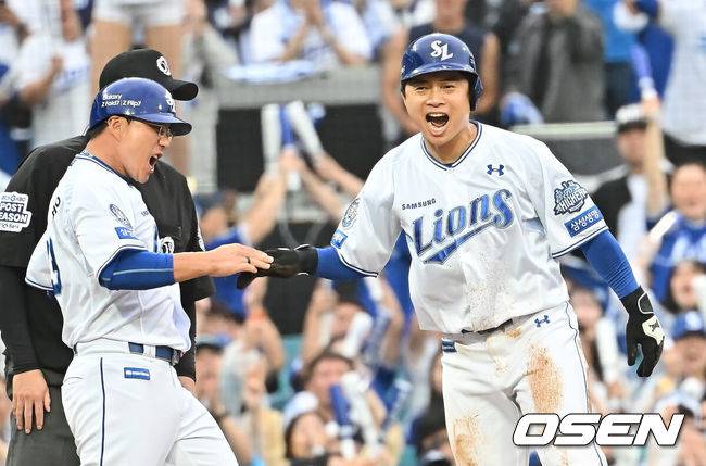 [OSEN=대구, 이석우 기자] 7일 대구 삼성라이온즈파크에서 2025 신한 SOL뱅크 KBO 와일드카드 결정전 삼성 라이온즈와 NC 다이노스의 경기가 열렸다. 홈팀 삼성은 로건이 방문팀 NC는 원태인이 선발 투수로 출전했다.삼성 라이온즈 김헌곤이 8회말 1사 2루 김성윤 타석때 3루 도루를 성공하고 포효하고 있다. 2025.10.07 / foto0307@osen.co.kr