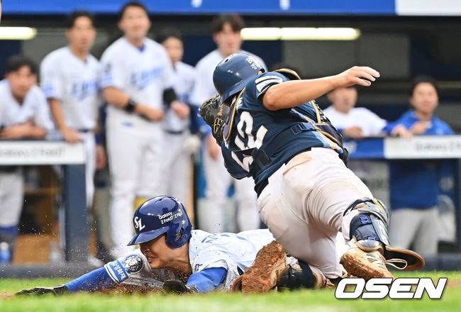 [OSEN=대구, 이석우 기자] 7일 대구 삼성라이온즈파크에서 2025 신한 SOL뱅크 KBO 와일드카드 결정전 삼성 라이온즈와 NC 다이노스의 경기가 열렸다. 홈팀 삼성은 로건이 방문팀 NC는 원태인이 선발 투수로 출전했다.삼성 라이온즈 김헌곤이 8회말 1사 3루 김성윤의 좌익수 희생플라이때 홈에서 세이프되고 있다. 2025.10.07 / foto0307@osen.co.kr