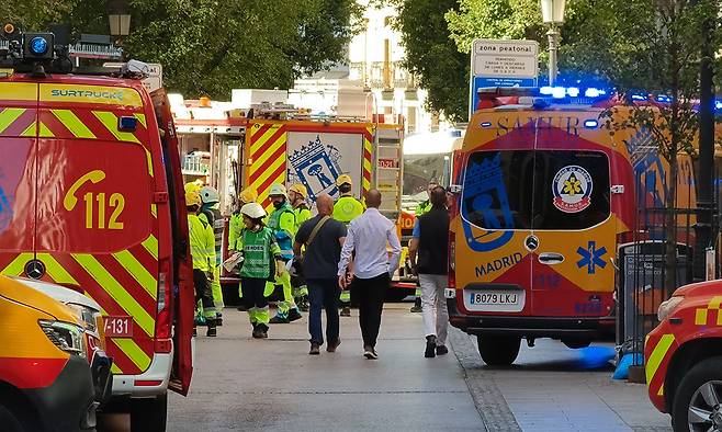 7일(현지시간)&nbsp;스페인 마드리드에서 발생한 건물 붕괴 현장에 출동한 긴급 구조대원들. 신화연합뉴스