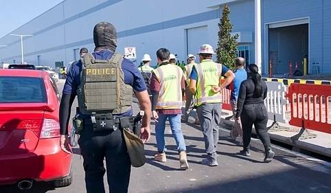 미국 이민 단속 당국이 지난달 4일(현지시간) 조지아주 현대차그룹-LG에너지솔루션의 합작 배터리 공장 건설현장에서 벌인 불법체류·고용 단속 현장 영상과 사진을 지난달 6일 공개했다. 사진은 이민당국이 공개한 현대차-LG엔솔 이민단속 모습. ICE 홈페이지 캡처.