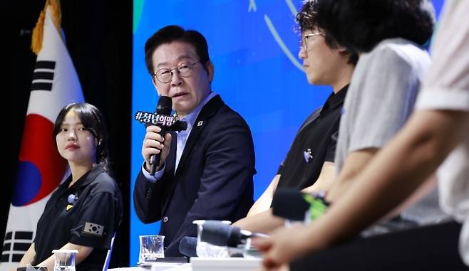 이재명 대통령이 19일 서울 마포구 구름아래 소극장에서 열린 2030 청년 소통·공감 토크콘서트에서 발언하고 있다. 2025.09.19 [대통령실통신사진기자단] 연합뉴스