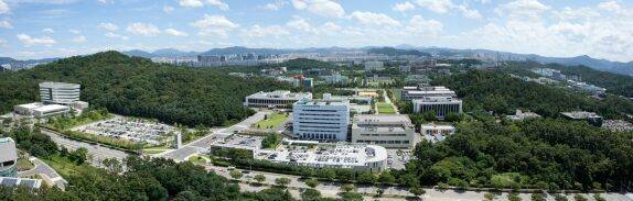 국내 기업과 연구기관도 탄화규소(SiC), 질화갈륨(GaN) 전력반도체 기술을 축적했지만, 산업단지와 네트워킹 부재로 글로벌 경쟁에서 뒤처질 우려가 제기된다. 사진은 한국전자통신연구원 전경. 한국전자통신연구원