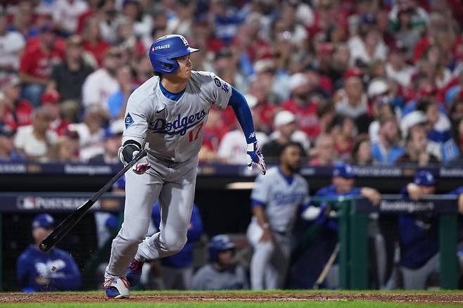 다저스 오타니 쇼헤이가 7일(한국시간) 필라델피아와 NLDS 2차전 3-0으로 앞선 7회초 우전적시타를 쳐낸 뒤 타구를 응시하고 있다. 필라델피아(미 펜실베니아주)ㅣAP뉴시스