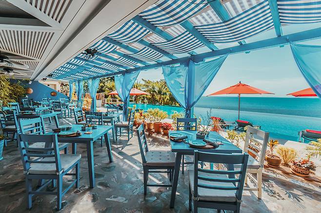 인피니티 풀 옆에서 지중해 스타일 요리를 즐길 수 있는 아주르 레스토랑. 사진제공|팜투어