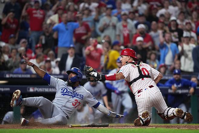 다저스의 테오스카 에르난데스가 7일(한국시간) 미국 펜실베이니아주 필라델피아 시티즌스 뱅크 파크에서 열린 MLB 내셔널리그 디비전시리즈 2차전 7회초 엔리케 에르난데스의 유격수 앞 땅볼 때 홈을 파고들고 있다. 필라델피아 AP연합뉴스