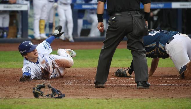 7일 대구 삼성라이온즈파크에서 열린 2025 KBO 포스트시즌 와일드카드 2차전 삼성 라이온즈와 NC 다이노스의 경기. 8회말 3루 주자 삼성 김헌곤이 홈으로 쇄도하며 득점하고 있다. 2025.10.7 연합뉴스