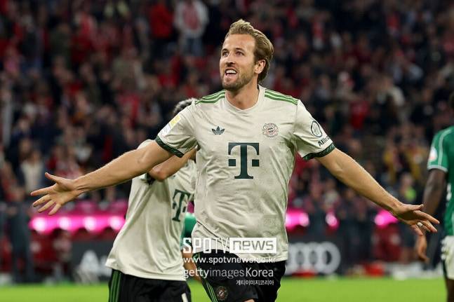 ▲ 케인의 발언은 최근 급격히 번진 이적설에 종지부를 찍는 ‘오피셜’ ‘공식입장’ 성격을 띤다. 친정팀 토트넘을 비롯해 맨체스터 유나이티드, 맨체스터 시티 등 빅클럽들이 케인을 노릴 수 있다는 보도가 이어졌지만, 정작 케인 본인이 바이에른 뮌헨에서 삶과 축구에 완전히 집중하고 있음을 강조하며 이적설을 차단했다.