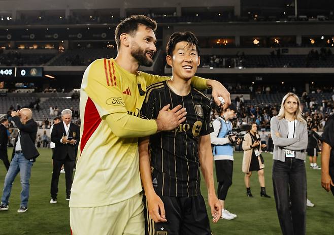 위고 요리스(왼쪽)와 손흥민이 6일(한국시간) 미국 캘리포니아주 LA의 BMO 스타디움에서 열린 2025 미국프로축구(MLS) 정규리그 애틀랜타 유나이티드와 경기 후 대화하고 있다. /사진=로스앤젤레스FC 공식 사회관계망서비스(SNS)