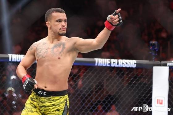 산토스가 승리 후 유주상에게 경고하는 듯한 세리머니를 하고 있다. /AFPBBNews=뉴스1