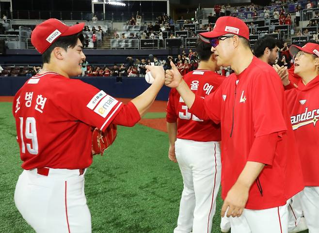 이숭용(오른쪽) SSG 랜더스 감독. /사진=SSG 랜더스 제공