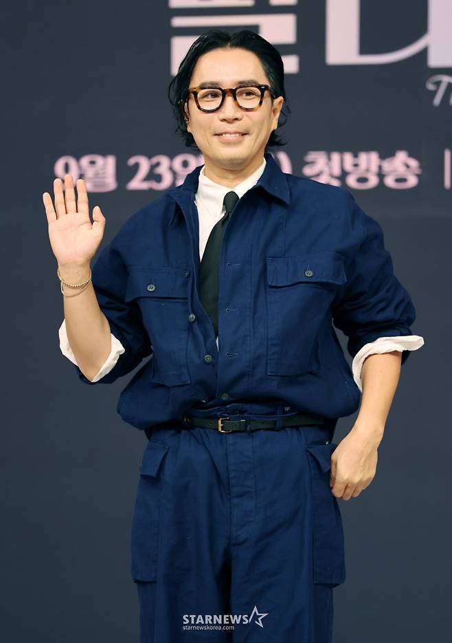 작곡가 정재형이 23일 오전 서울 양천구 목동 SBS에서 진행된 SBS 예능 '우리들의 발라드' 제작발표회에 참석해 포즈를 취하고 있다.  음악 전문가부터 일반 남녀노소까지 150명의 '탑백귀 대표단'이 대중픽 감별사로 나서 새로운 목소리를 찾는 집단 지성 음악 서바이벌 오디션 '우리들의 발라드'는 오늘(23일) 첫 방송된다. /2025.09.2 /사진=이동훈 photoguy@