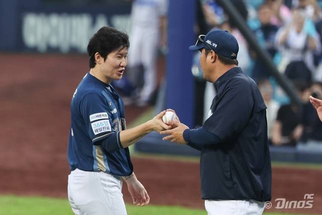 NC 박민우(왼쪽)가 6일 대구 삼성 라이온즈 파크에서 열린 2025 KBO 와일드카드 결정전 1차전 승리 후 이호준 감독에게 기념구를 전달하고 있다. /사진=NC 다이노스 제공