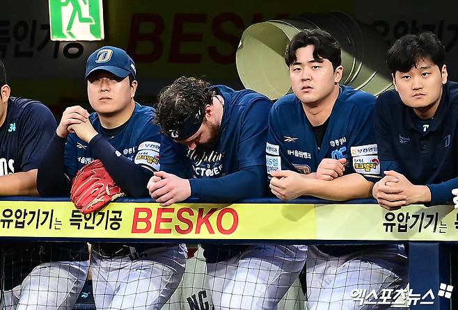 7일 오후 대구삼성라이온즈파크에서 열린 '2025 신한 SOL Bank KBO 포스트시즌' NC 다이노스와 삼성 라이온즈의 와일드카드 2차전 경기, 삼성이 3:0의 스코어로 승리하며 준플레이오프 진출에 성공했다.  9회초 NC 선발투수 로건이 더그아웃에서 경기를 지켜보던 중 아쉬워하고 있다. 대구, 박지영 기자