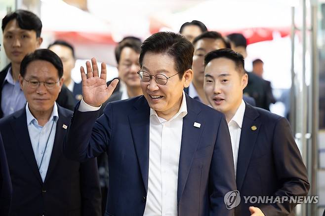 이재명 대통령, 추석 연휴 맞아 전통시장 방문 (서울=연합뉴스) 이재명 대통령이 추석 연휴 첫날인 3일 인천 강화제일풍물시장을 방문해 시민들과 인사하고 있다. 2025.10.3 [대통령실 제공. 재판매 및 DB 금지] photo@yna.co.kr