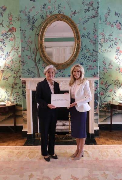 美측에 신임장 사본 전달하는 강경화 주미대사 (워싱턴=연합뉴스) 박성민 특파원 = 강경화 주미대사가 6일(현지시간) 첫 공식 일정으로 백악관 영빈관에서 모니카 크롤리 미국 국무부 의전장을 만나 신임장 사본을 전달하고 있다. 2025.10.6. [주미대사관 페이스북 캡처]