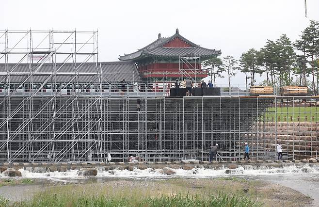 한복패션쇼 열릴 월정교 수상 특설무대  (경주=연합뉴스) 박세진 기자 = 추석 연휴 닷새째인 7일 경북 경주 월성교 앞에서 수상 특설무대 공사가 진행되고 있다. 이곳에서는 오는 29일 APEC 행사 기념 한복패션쇼가 열린다. 2025.10.7 psjpsj@yna.co.kr