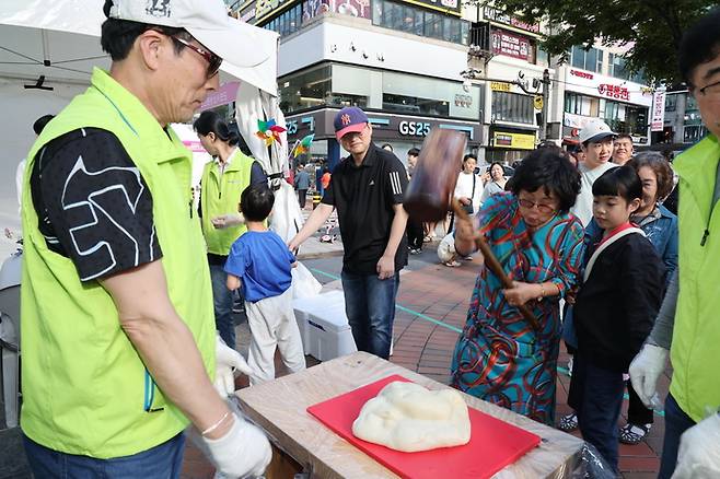 지난해 열린 군포올래 행복축제에서 시민들이 떡메치기 체험을 즐기고 있다. 사진=군포시청