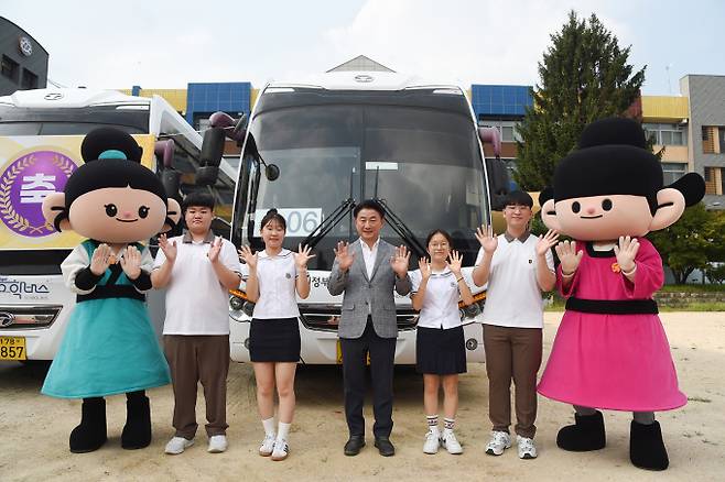 김동근 의정부시장이 지난해 8월 열린 의정부 통학버스 개통식에서 학생들과 기념 촬영을 하고 있다. 사진=의정부시청