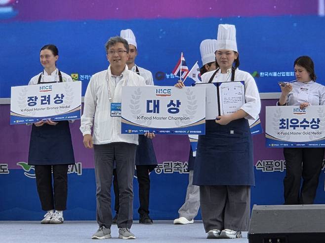 목포 구절판으로 대상을 차지한 태국팀. 사진=한식진흥원 제공.