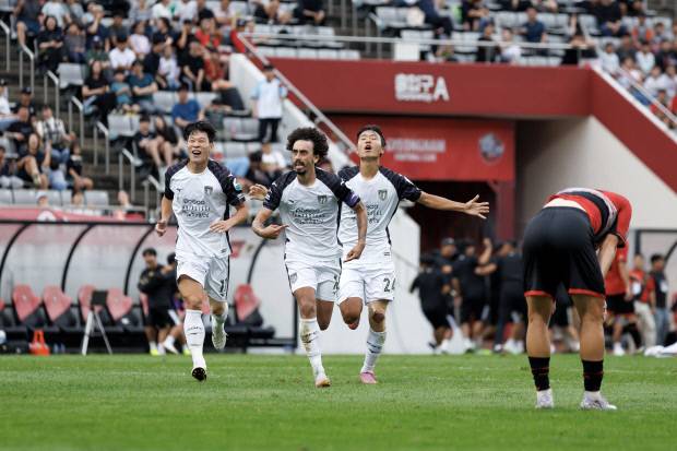 전남드래곤즈의 발디비아가 8일 창원축구센터에서 열린 K리그2 2025 33라운드 경남FC 원정경기에서 후반 추가 시간에 역전골을 기록한 뒤 세리머니를 하고 있다. <한국프로축구연맹 제공>