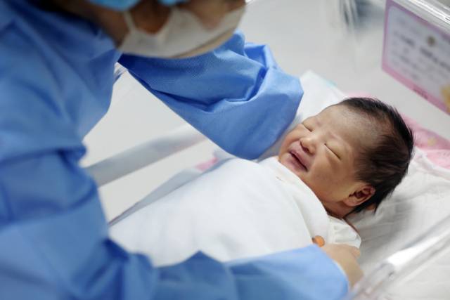 영천시 제이병원 신생아실에서 간호사가 신생아를 정성스레 돌보고 있다. 김영진 기자 kyjmaeil@imaeil.com